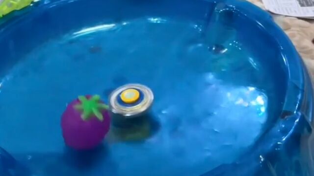 高速回転するベイブレードを一瞬で飲み込むスライム玩具