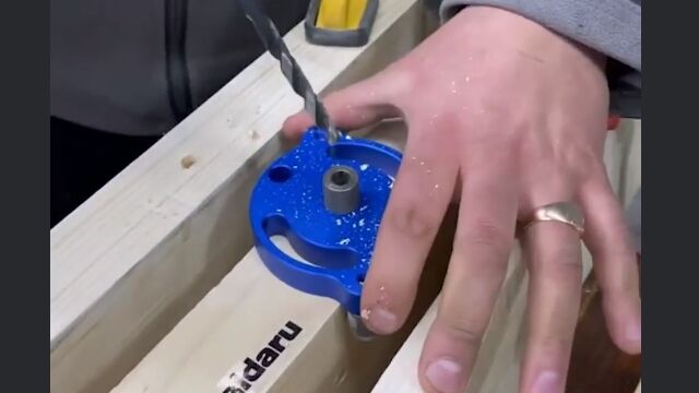なるほど便利。木材の中央に穴を開けるための補助工具