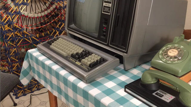 1979年当時の機材と手順でインターネットに接続する映像が興味深い