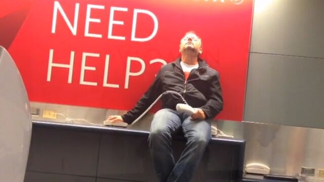 空港で一晩足止めされたオッサンが、暇すぎて一人iPhoneで撮影したミュージックビデオが素晴らしい