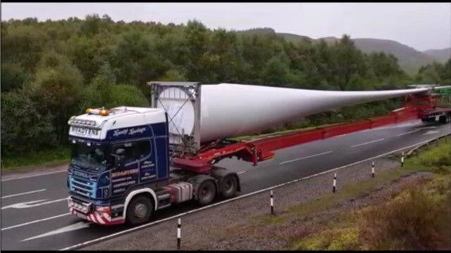 想像以上に長くてデカい、風力発電機のブレードを運ぶのは相当大変