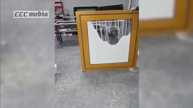 ひっくり返すと砂のカーテンが現れる窓が面白い