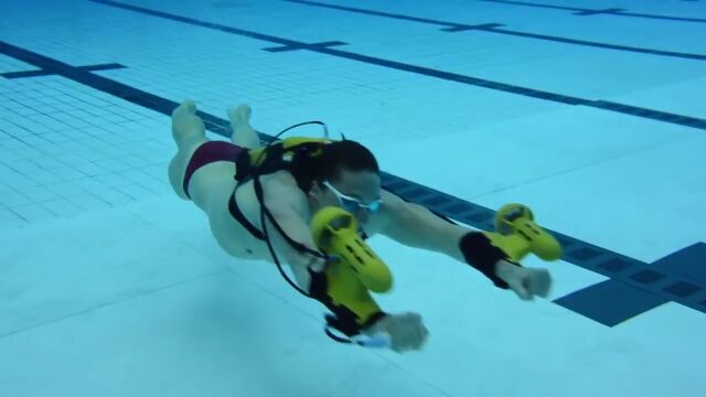 両腕に装着したスクリューで水中を進める推進装置 X2