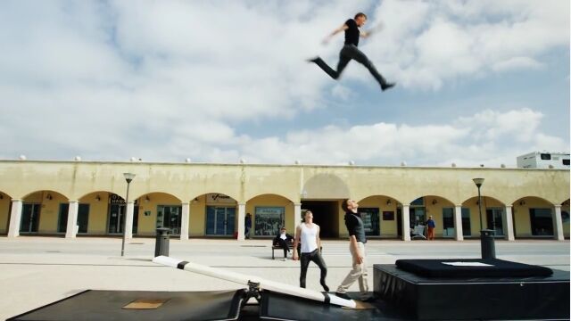 トランポリンのようにシーソーで飛び跳ねる男たちの凄技アクロバット映像