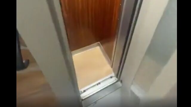 驚くほど小さい、大人1人しか乗れない「ポケットエレベーター」