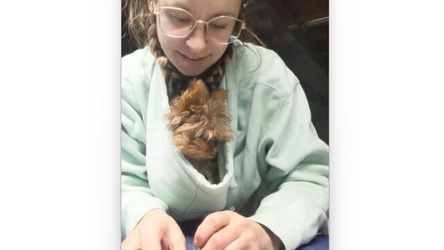 フード付きパーカーは前後逆に着るのがむしろ正解なのかもしれない