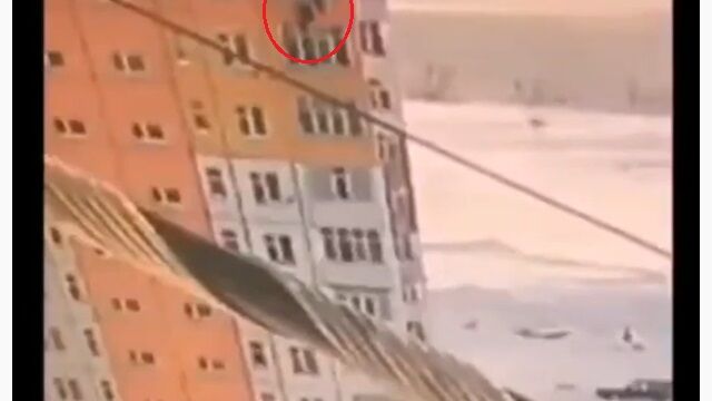 ビル9階から転落した女性が普通に立ち去っていく、ロシアの防犯カメラが捉えた驚くべき瞬間