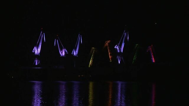 クロアチア、プーラ造船所のクレーンは夜、光りながら音楽を奏でる