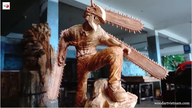 チェンソーやノミを使って木彫りのチェンソーマンを作る木工職人