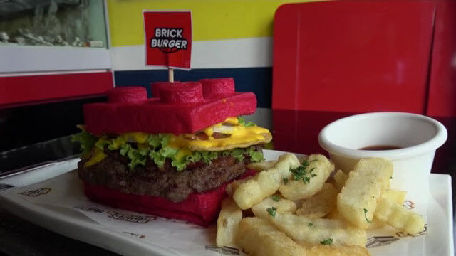 バンズがまるでレゴみたい！フィリピンのハンバーガーショップ「Brick Burger」が面白い