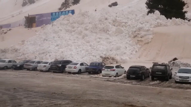 ゆっくりじわじわ押し寄せる雪が車を押し流す、ロシア、エルブルス山での雪崩事故