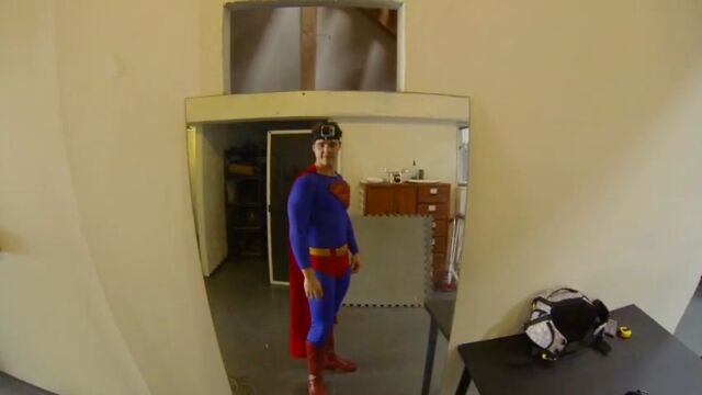 都会の大空を自由に飛ぶ、スーパーマンの視点から見た映像