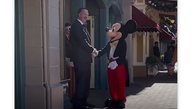ウォルト・ディズニーに激似のコスプレイヤー、ビル・バーンズさん。ディズニーランドを訪れ、ミッキーとハグ