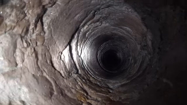 涸れ井戸の調査で、深さ120メートルの井戸パイプにカメラを下ろしながら撮影