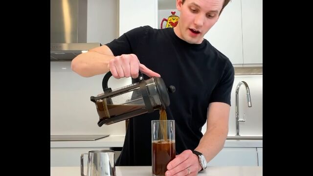 「持ち運び便利なアイスコーヒー」という映像トリック。いつの間に変化したのか分からなくてすごい
