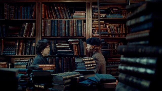 書店や図書館など、大量の映画から「本に囲まれたシーン」だけを集めた映像集