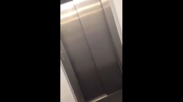 大学のエレベーターに閉じ込められた9人がこの上なく楽しそう
