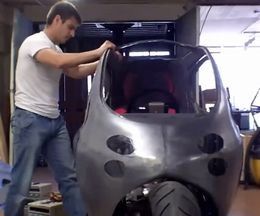 押しても引いても倒れない、自動的にバランスを取る電動バイク C-1プロトタイプ