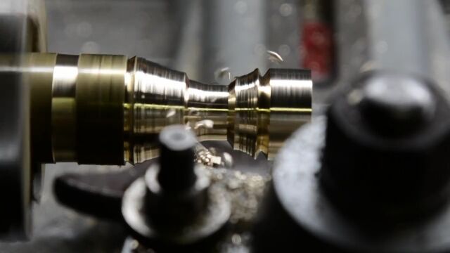 金属を加工して型を作り、チェスの駒を量産する、Jimmy DiRestaの職人技