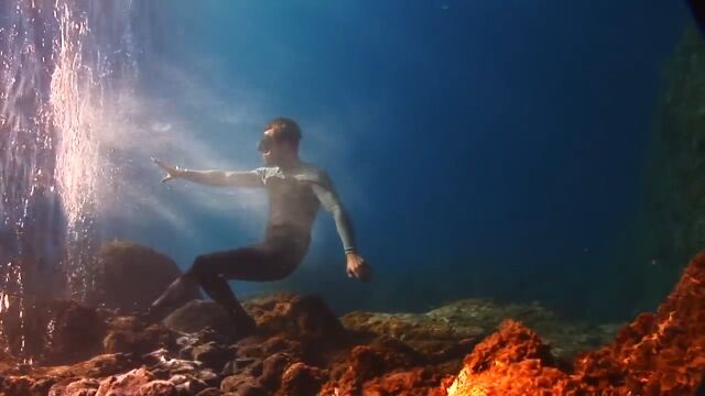 ファンタジー、あるいはSF映画みたい。幻想的な光景をCG無しで撮った水中映像が美しい