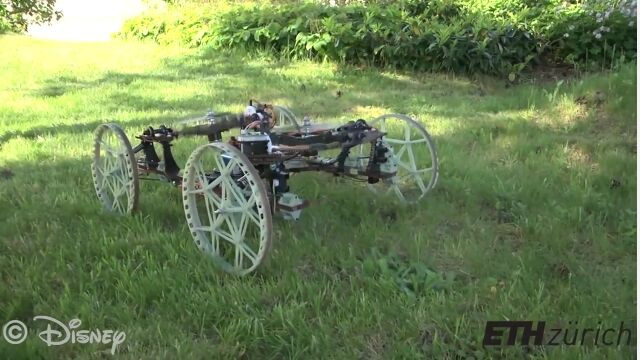 2枚のプロペラと4つのタイヤで垂直な壁を走れるラジコンロボット VertiGo