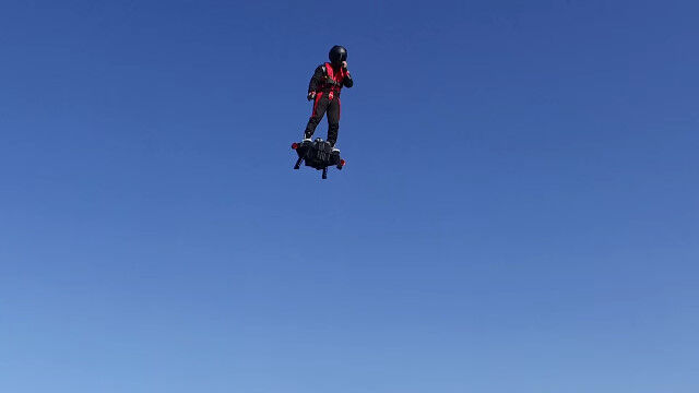 ジェット水流で空飛ぶ「Flyboard」がさらに進化!足に履くジェットパックのようになってのテスト飛行映像
