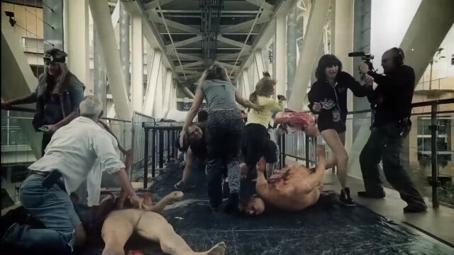 ����Ӥ��򤱤Ĥĥ�������ܻؤ���Comic-Con 2013�ǹԤ�줿����Ӿ㳲ʪ�졼����The Walking Dead Escape