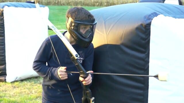 弓矢を射ち合って戦うチーム対戦スポーツ「アーチェリー・タグ」が面白そうで堪らない!