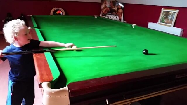 これで3歳だと!?天才的なビリヤードの腕を持つ3歳児、アダム・ウィンくん