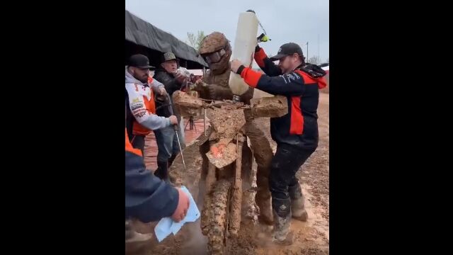 バイクもライダーも泥まみれ。モトクロスレースのピットインの様子