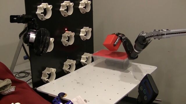 四肢麻痺の女性が手に入れた新たな腕は、念じただけで動くロボットアーム