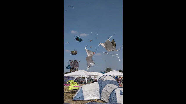 ドイツの音楽フェス「Parookaville」でつむじ風が発生、多数のテントが空を舞うハプニング