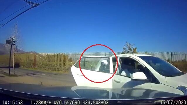 対向車が逆走して正面へ →武器を持って降りようとしている、これは強盗だ! ……という判断も対応も早すぎるドライバーが凄い