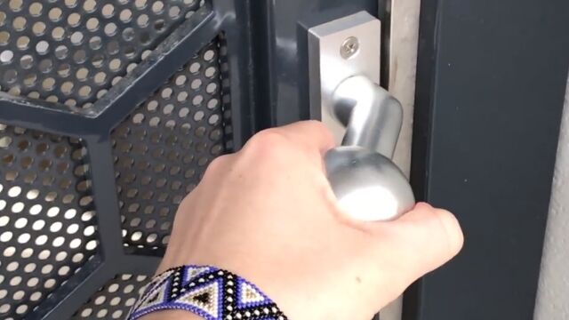 設計の段階で気づけなかったのか?さすがにセキュリティが甘すぎるドア