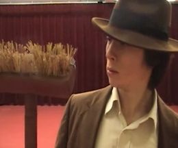 デッキブラシで華麗に踊る、ロバート・ジェームズの変わり種ダンス映像