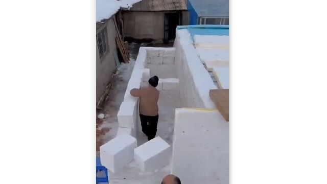 加工しやすい雪を使った家造り。結構本格的で楽しそう