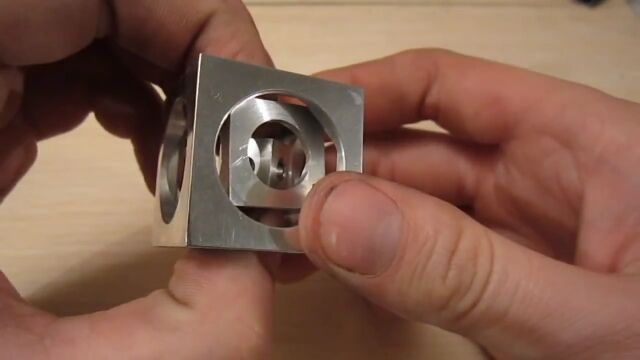 キューブの中のキューブの中のキューブ。三重構造になった金属製立方体の作り方