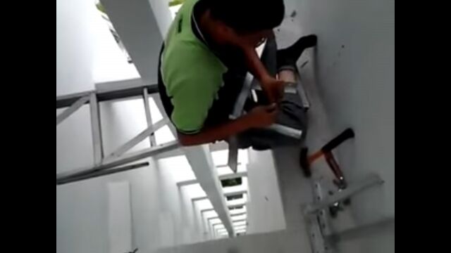 【ヨシ！】とんでもない足場でエアコン室外機の取付作業をするマレーシアの作業員