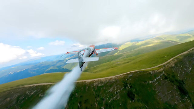 �ɥ�������������ơ��ޤ�ǥ�������̤򸫤Ƥ��뤫�Τ褦�ʡ������Ե��ζʷ�����