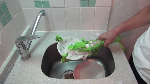 食器洗いが面倒くさい人向け、お皿をクルクル回す手持ち食洗機