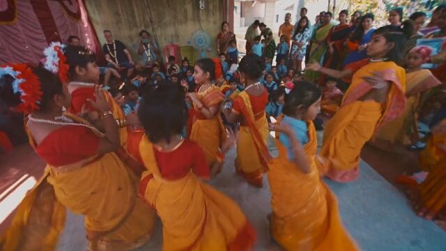 ローラーコースターのように目まぐるしく。インド、コルカタの町並みや人々の生活を眺めた映像