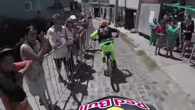 解説までする余裕がすごい!チリの町中を走る自転車ダウンヒルレースのテスト走行ライダー視点映像