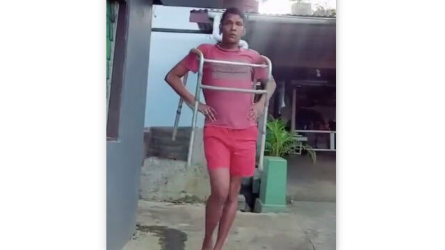 一流ブランドに負けないセンスでファッションショーする男