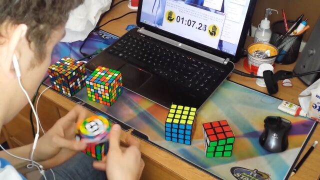 これはすごい!2x2から7x7までの6個のルービックキューブを全て揃える世界最速記録、6分23秒81