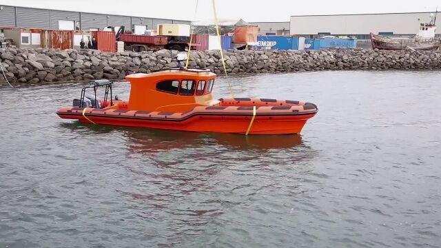 転覆してもすぐに復帰。起き上がり小法師みたいなボート Leiftur 1100