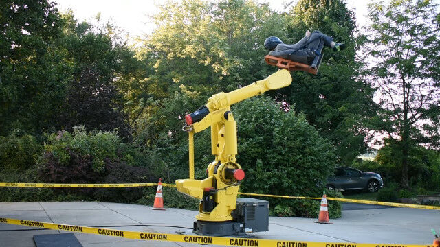 産業用ロボットに椅子を固定して座り、振り回されるというアトラクション