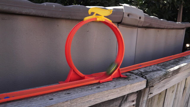 大人も楽しい。庭に張り巡らせたコースを走る、オモチャの車、ホットウィール