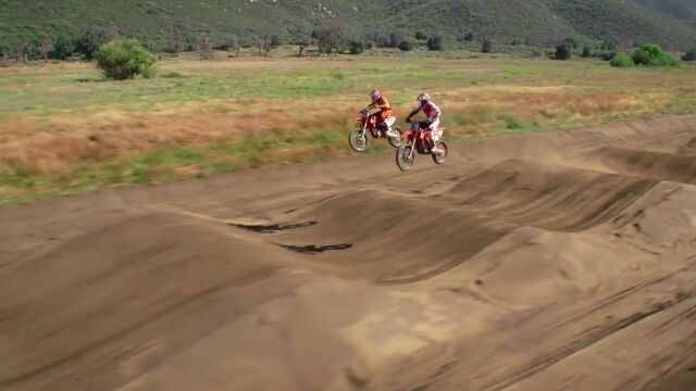 これが本物のエキサイトバイクか!ライアン・ダンジーとマービン・ムスキャンによるバイクレースが格好良すぎる!