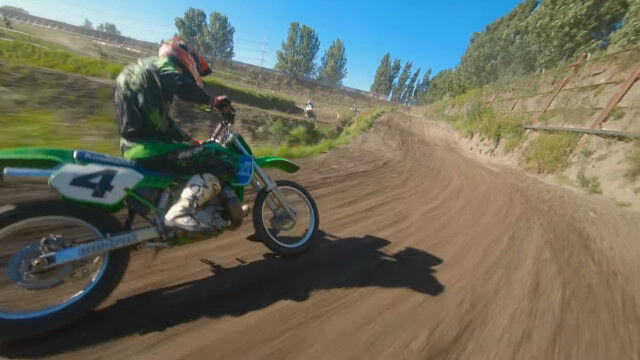リアル・エキサイトバイクが最高に楽しそうな、モトクロスを追尾するドローンからの映像