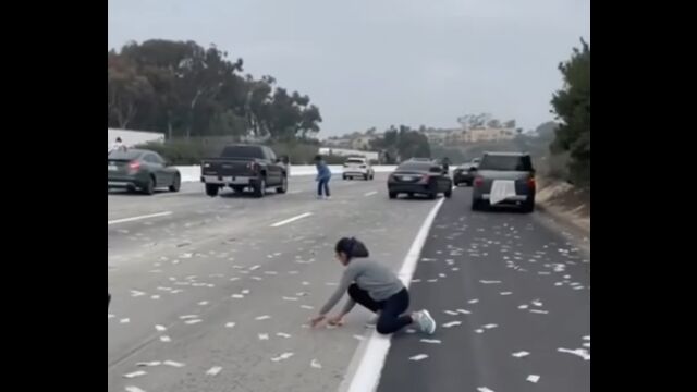 アメリカの高速道路にばらまかれた現金を、多くの人が拾い集めて渋滞発生